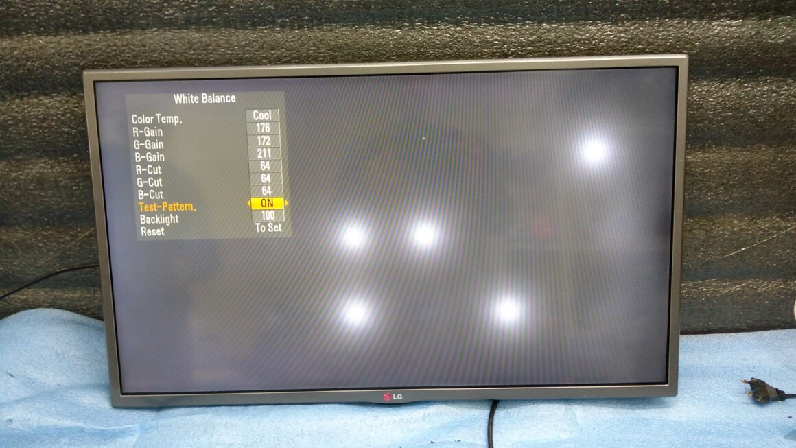 Televizorun arxa işığının sənətkarlar tərəfindən təmiri